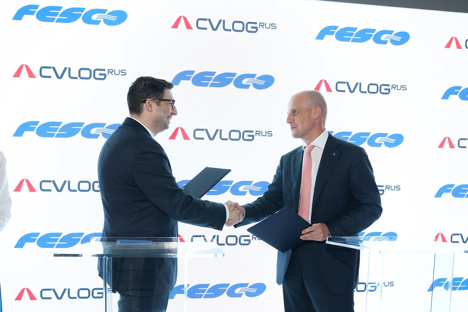 FESCO и CVLOGRUS договорились о развитии перевозок в рефконтейнерах между Азией и Европой через Россию FESCO и CVLOGRUS договорились о развитии перевозок в рефконтейнерах между Азией и Европой через Россию
