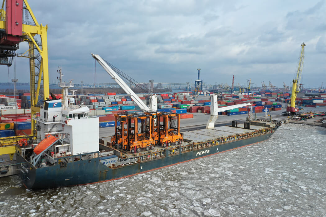 FESCO обеспечила перемещение четырех автоконтейнеровозов между терминалами Global Ports