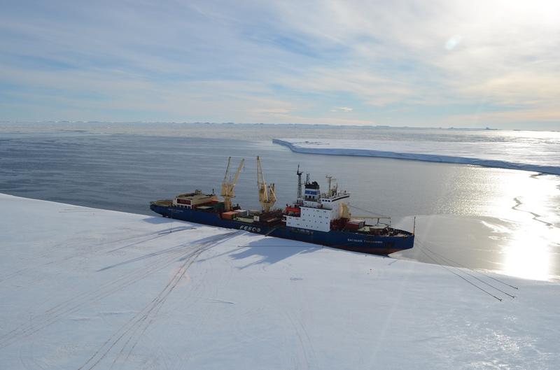 Судно FESCO завершило антарктическую экспедицию, доставив грузы на научно-исследовательские станции