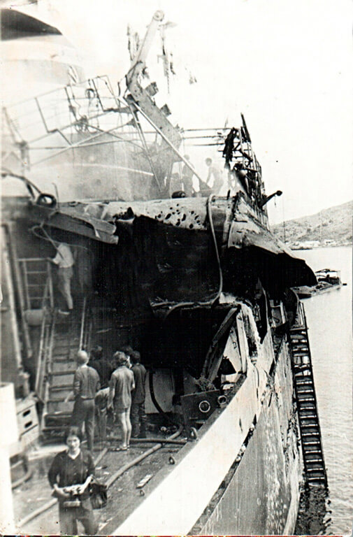 Команда теплохода «Гриша Акопян» осматривает повреждения судна после бомбардировки американской авиацией. Вьетнам, порт Камфа, 10 мая 1972 года