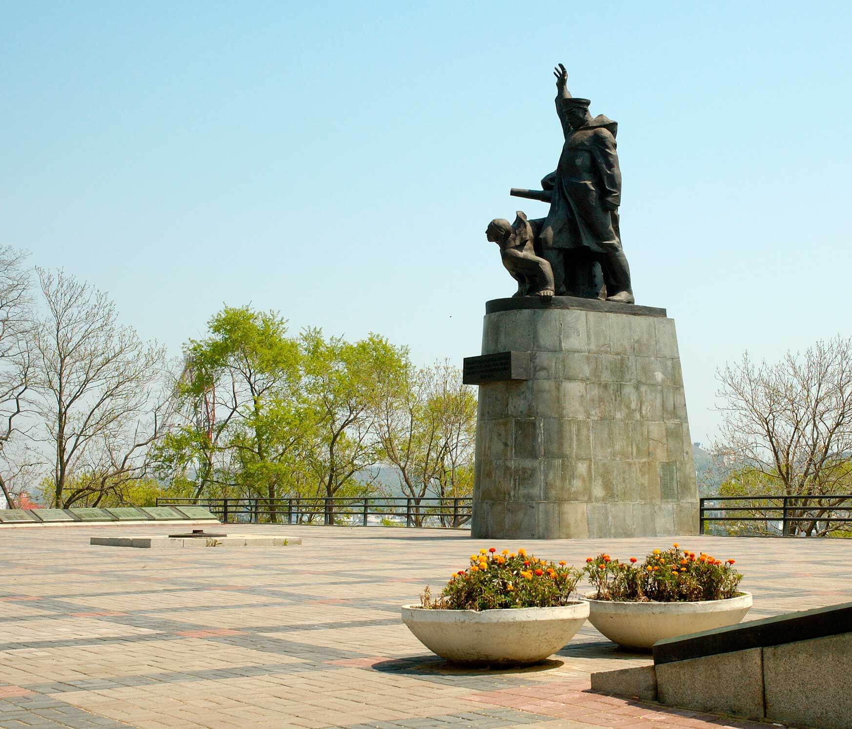 Памятник морякам торгового флота, 2005 год